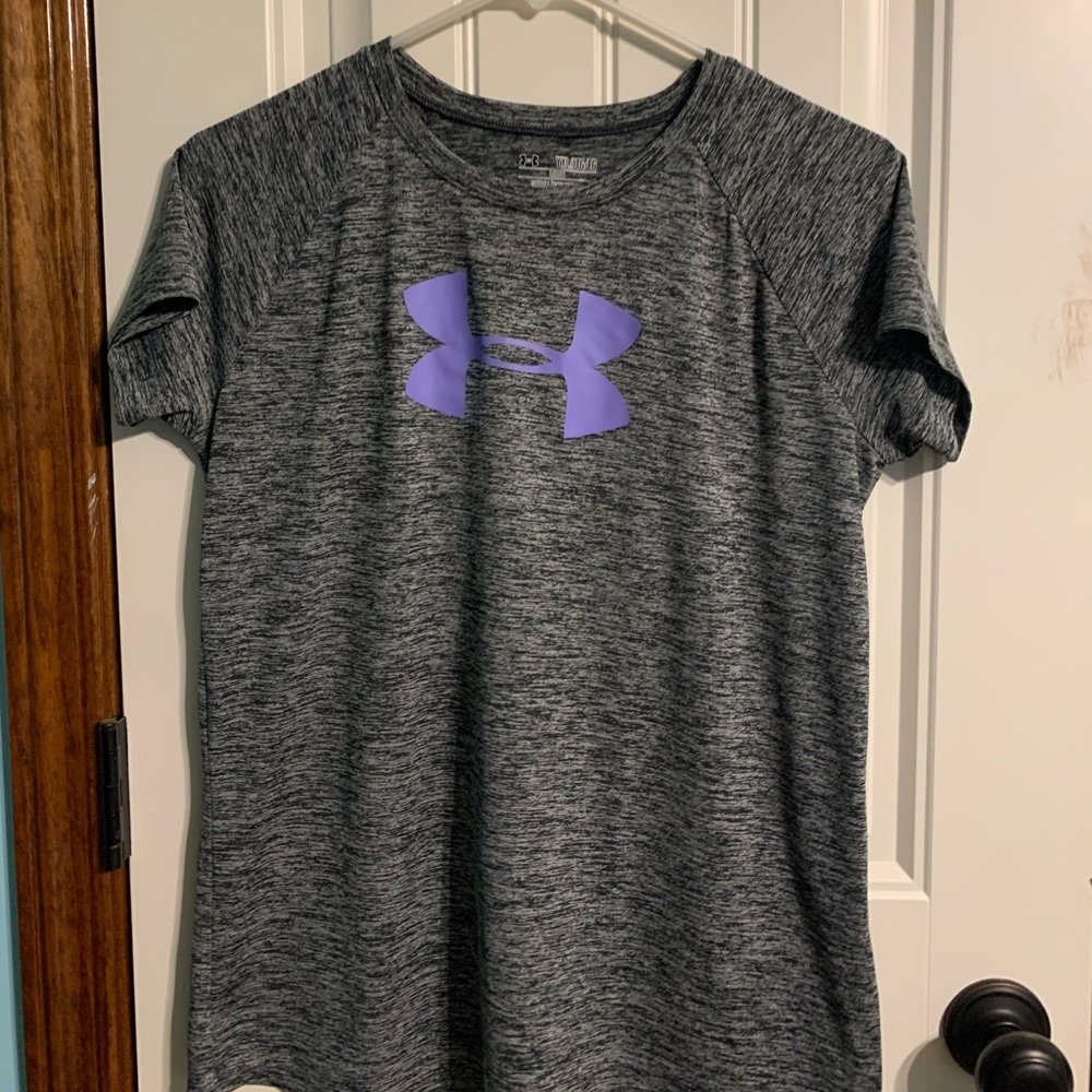 Grey under armour shirt
